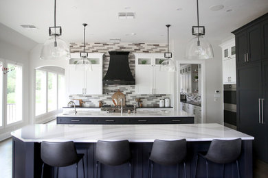 Transitional kitchen photo in Dallas