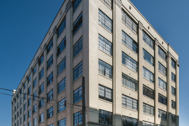 Idee per la facciata di un appartamento grande grigio industriale a tre piani con rivestimento in cemento, tetto piano e copertura mista