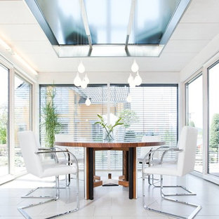 ヴェネツィアの中サイズのモダンスタイルのLDKの画像 (白い壁、セラミックタイルの床、暖炉なし、白い床)