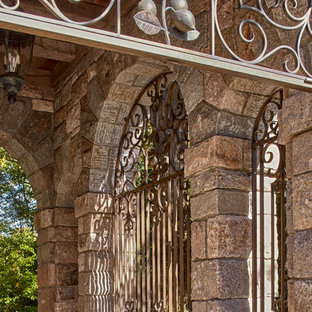 ニューヨークのトランジショナルスタイルのおしゃれな玄関 (ライムストーンの床、茶色い壁) の写真