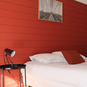 Chambre mur lambris rouge