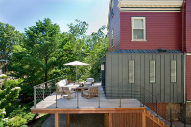 Ispirazione per una terrazza moderna dietro casa con parapetto in metallo