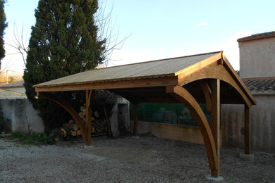 Aménagement d'un garage séparé de taille moyenne.