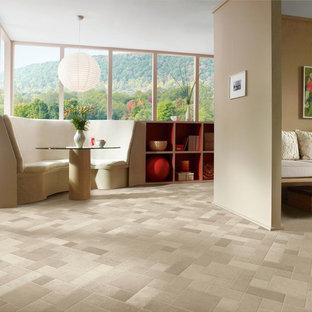 Неиссякаемый источник вдохновения для домашнего уюта: гостиная-столовая среднего размера в современном стиле с бежевыми стенами, полом из винила и бежевым полом без камина