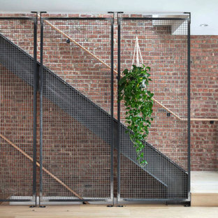 Gerade, Mittelgroße Moderne Holztreppe mit offenen Setzstufen, Stahlgeländer und Ziegelwänden in New York