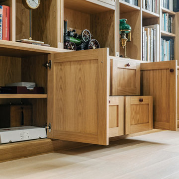 TRADITIONAL FITTED OAK HOME OFFICE AND LIBRARY