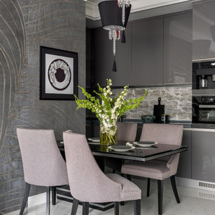 Réalisation d'une cuisine ouverte design en L avec un placard à porte plane, des portes de placard grises, une crédence beige, un électroménager noir, aucun îlot et un sol blanc.