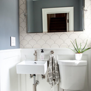 Esempio di una piccola stanza da bagno con doccia minimalista con WC a due pezzi, piastrelle bianche, piastrelle in ceramica, pareti grigie, pavimento in marmo, lavabo sospeso e ante bianche