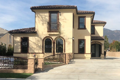 This is an example of a transitional exterior in Los Angeles.