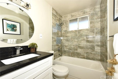 ロサンゼルスにあるお手頃価格のコンテンポラリースタイルのおしゃれな浴室の写真