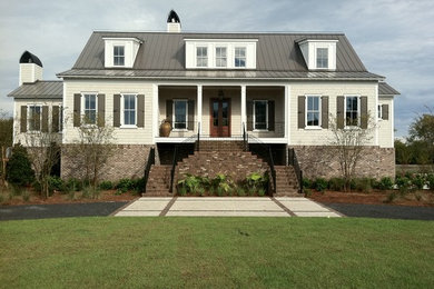 Example of an exterior home design in Charleston