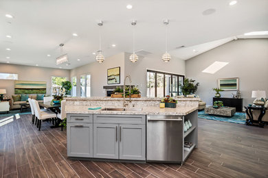 Example of a minimalist kitchen design in Orange County