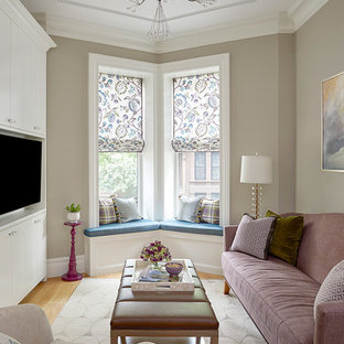 Foto di un piccolo soggiorno chic chiuso con parete attrezzata, pareti grigie, nessun camino, parquet chiaro e pavimento beige