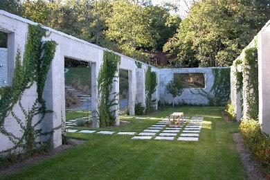 Inspiration for a traditional landscaping in New York.