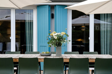 Große Moderne Terrasse neben dem Haus, im Erdgeschoss in Sonstige