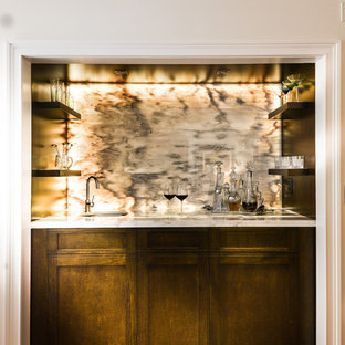 マイアミの中サイズのコンテンポラリースタイルのおしゃれなウェットバー (シェーカースタイル扉のキャビネット、中間色木目調キャビネット、大理石カウンター、グレーのキッチンパネル、石スラブのキッチンパネル、テラコッタタイルの床) の写真