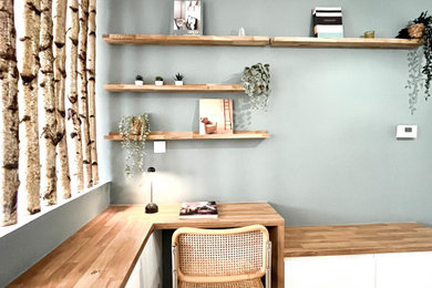 Inspiration pour un bureau nordique avec un mur vert, parquet clair, un bureau intégré et un sol marron.