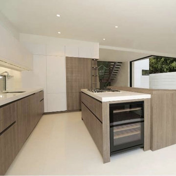 Modern Handle-Less Kitchen in Los Angeles