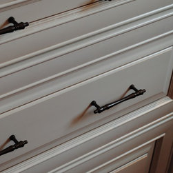 Rich Colonial Kitchen - Kitchen Cabinetry