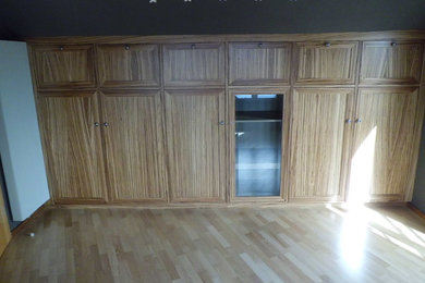 Mittelgroßes Hauptschlafzimmer ohne Kamin mit grauer Wandfarbe, hellem Holzboden und beigem Boden in Stuttgart