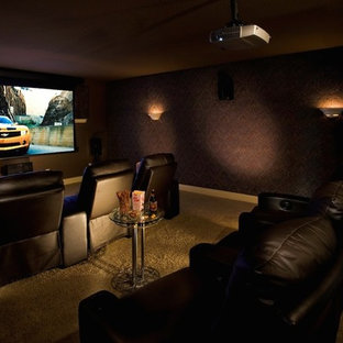 Idée de décoration pour une grande salle de cinéma design fermée avec un mur violet et un écran de projection.