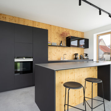 Inselküche mit Naturholz