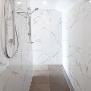 Esempio di una grande stanza da bagno minimalista con zona vasca/doccia separata, pareti bianche e doccia aperta