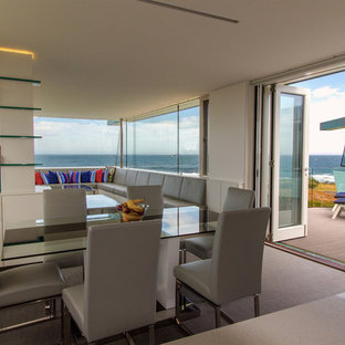 Idéer för ett litet modernt kök med matplats, med vita väggar och linoleumgolv