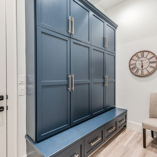 Bild på en mellanstor vintage hall, med vita väggar, ljust trägolv och beiget golv