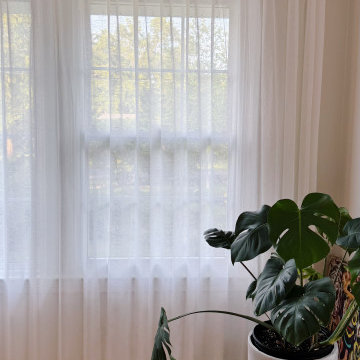 Motorized Curtain Rod with White Mesh Sheer Curtains – New York Home