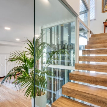 Acceso principal | Escalera volada | Ascensor de vidrio | CASA DEL RÍO