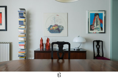 Foto di una grande sala da pranzo contemporanea con pareti verdi e pavimento in legno massello medio