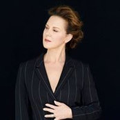Elizabeth Perkins's photo