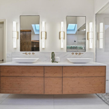 Primary Bath With a Built-in Spa