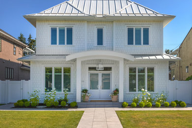 Diseño de fachada de casa blanca y blanca campestre grande de dos plantas con revestimiento de aglomerado de cemento, tejado a dos aguas, tejado de metal y teja