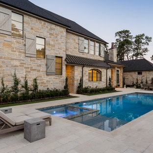 Landhausstil Whirlpool hinter dem Haus in rechteckiger Form in Houston