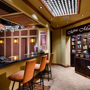 Imagen de cine en casa cerrado, mediterráneo, extra grande, con paredes marrones, moqueta y pantalla de proyección