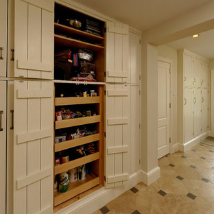 Idée de décoration pour une arrière-cuisine méditerranéenne avec un placard à porte plane et un sol en carrelage de porcelaine.