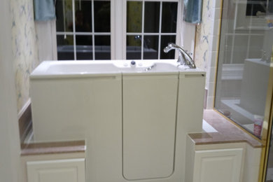Example of a bathroom design in Austin