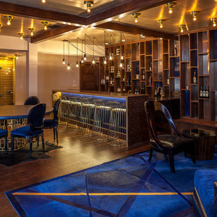 Ejemplo de sótano en el subsuelo contemporáneo, grande, con paredes beige, suelo de madera oscura y suelo marrón