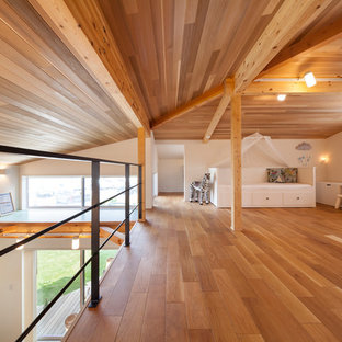 他の地域のカントリー風おしゃれな子供部屋 (白い壁、茶色い床) の写真