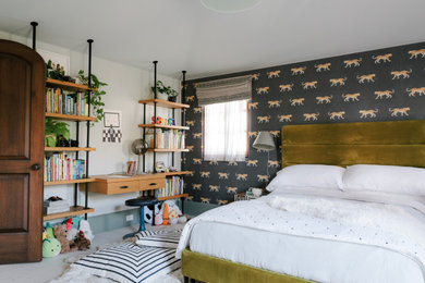 Imagen de habitación de invitados bohemia de tamaño medio con paredes grises, moqueta, suelo beige y papel pintado