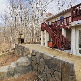 Großer, Halbschattiger Garten hinter dem Haus mit Kamin in Charlotte