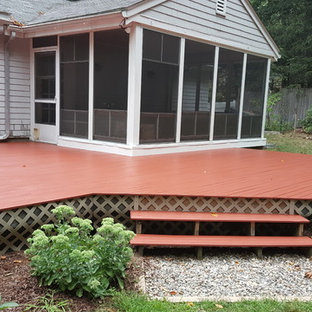 ボストンの中サイズのラスティックスタイルのおしゃれな裏庭のデッキ (日よけなし) の写真