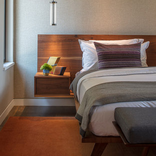 Inspiration pour une grande chambre parentale vintage avec un mur gris, un sol en bois brun et un sol orange.