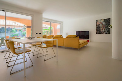 Diseño de salón abierto moderno grande con paredes blancas, suelo de baldosas de cerámica, televisor independiente y suelo beige