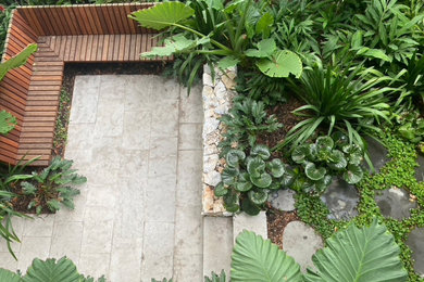 Идея дизайна: маленький тенистый участок и сад на заднем дворе в современном стиле с покрытием из каменной брусчатки и с деревянным забором для на участке и в саду