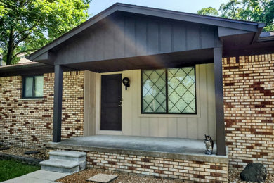 Inspiration for a mid-sized timeless concrete front porch remodel in Detroit