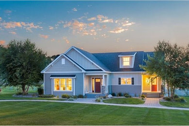 Mid-sized arts and crafts exterior home photo in Bridgeport