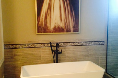 Minimalist bathroom photo in Louisville